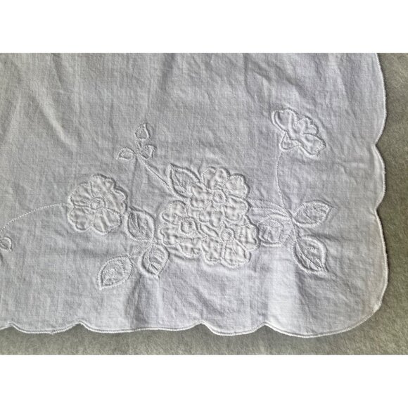 Embroidered Floral Placemats Napkins 17" X 12" White Scalloped Edges Set of 4 - Picture 3 of 10
